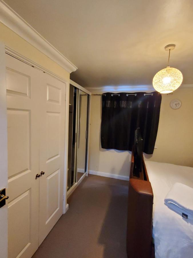 Lovely 2 Bed Flat/Apt In East London- Nice Estate. Dagenham Exteriör bild