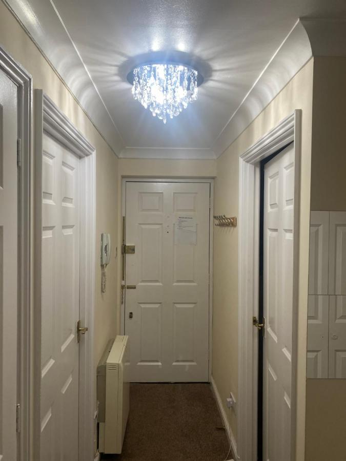 Lovely 2 Bed Flat/Apt In East London- Nice Estate. Dagenham Exteriör bild