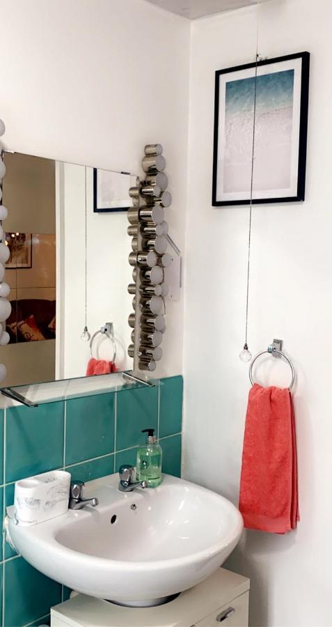 Lovely 2 Bed Flat/Apt In East London- Nice Estate. Dagenham Exteriör bild