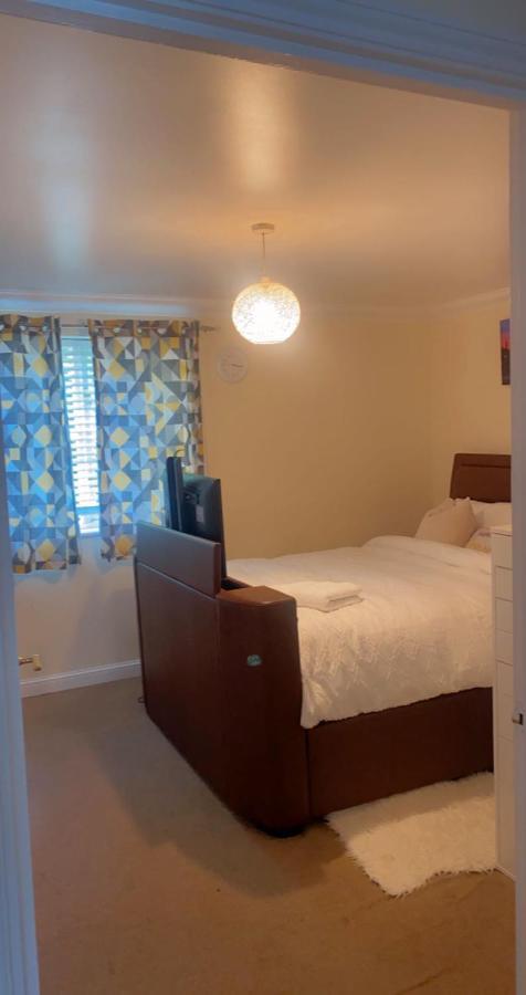 Lovely 2 Bed Flat/Apt In East London- Nice Estate. Dagenham Exteriör bild