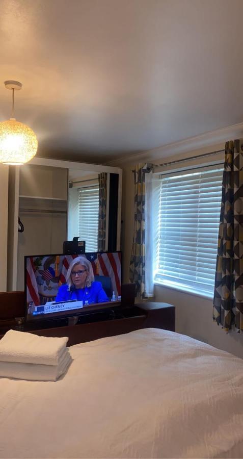 Lovely 2 Bed Flat/Apt In East London- Nice Estate. Dagenham Exteriör bild