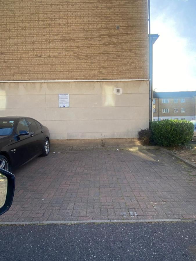 Lovely 2 Bed Flat/Apt In East London- Nice Estate. Dagenham Exteriör bild