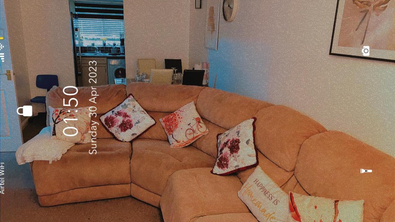 Lovely 2 Bed Flat/Apt In East London- Nice Estate. Dagenham Exteriör bild